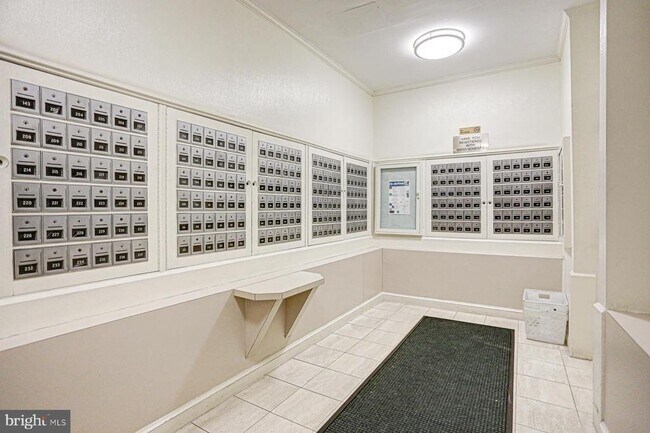 Building Photo - 1121 Arlington Blvd