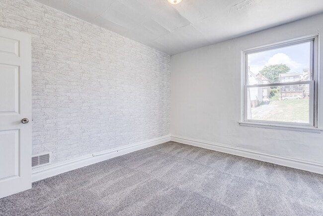 Building Photo - AVAILABLE AUGUST 2026 - 2 Bedroom Home w/ Original Layout!