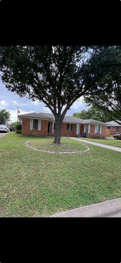 Building Photo - 2309 Meadow Ln