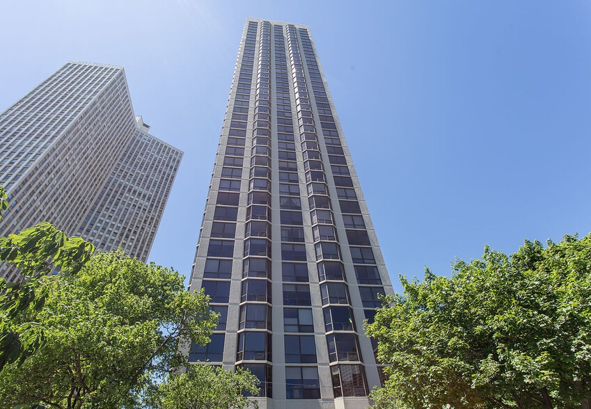Primary Photo - 2650 N Lakeview Ave