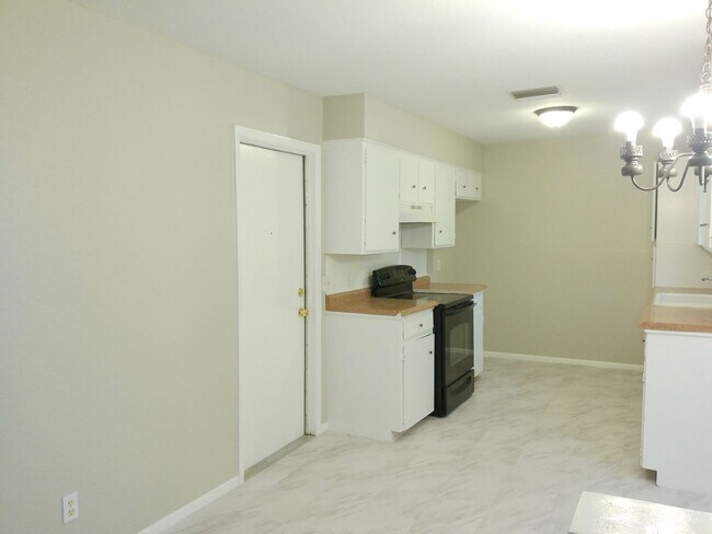 Building Photo - 4622 Newbury Ln