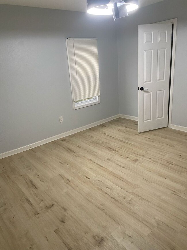 Building Photo - 4093 E 66th St