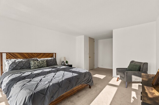 Building Photo - 6700 S South Shore Dr