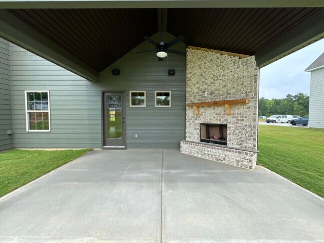 Building Photo - 5 Bedroom 3 Bathroom House