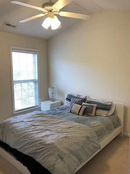 Building Photo - Room in Townhome on Macedonia Lake Dr