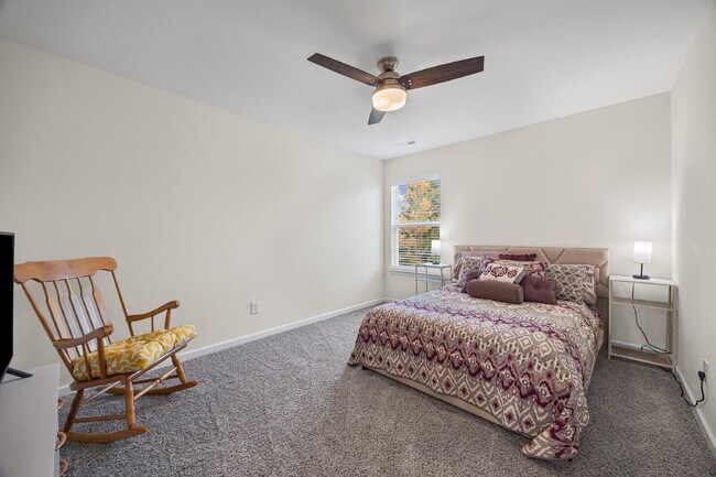 Building Photo - "Spacious 5-Bedroom Gem in Gastonia with 3...