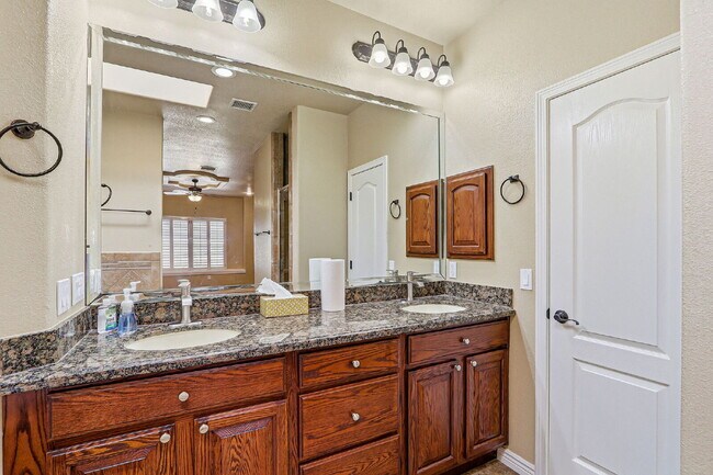 Building Photo - Corner 3 bedroom 3 bath home in Northwest El Paso