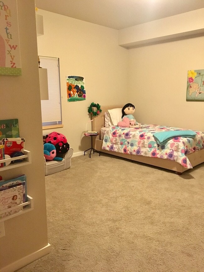 Building Photo - Lovely and Light Open Concept Louisville H...
