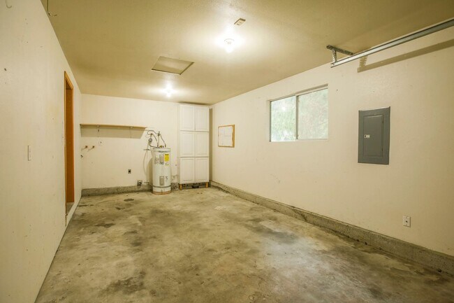 Building Photo - Cute Two Bedroom and Two Bath Townhome Located Just Minutes from the Clinton Ferry!