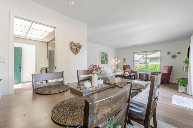 Building Photo - Freshly Renovated, End Unit Town-House Ava...