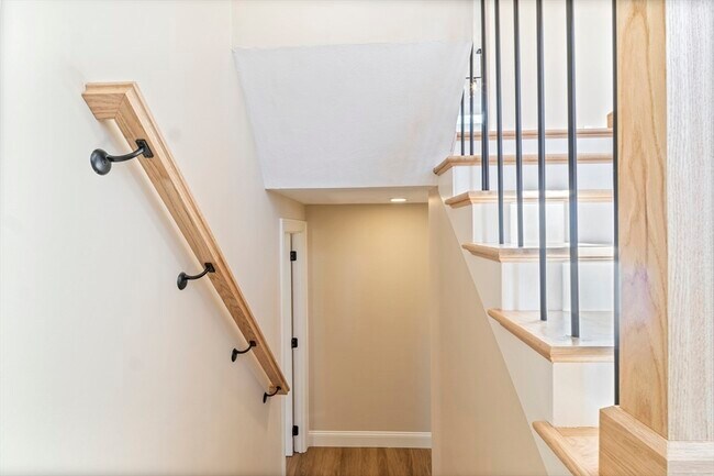 Building Photo - 21 Hodgkins Dr