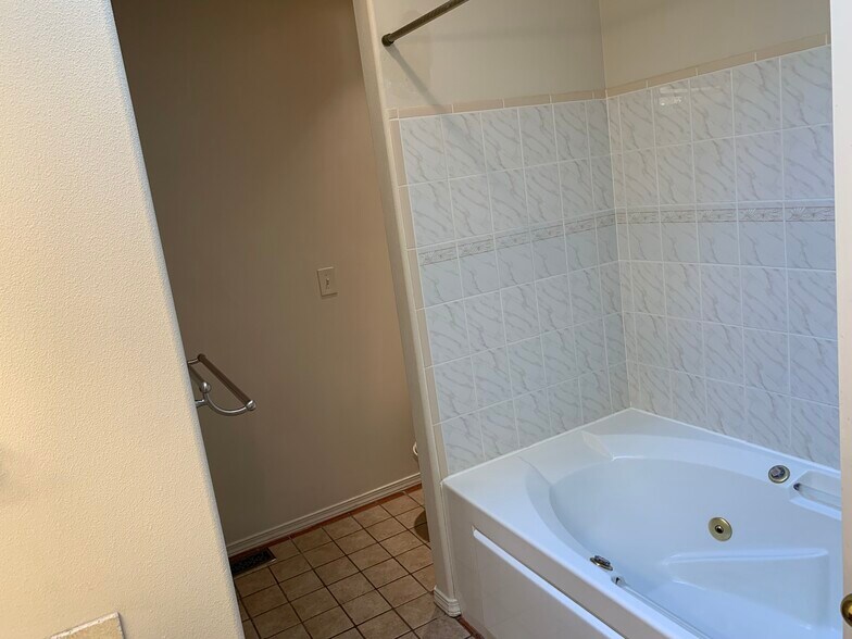 Building Photo - 1831 Fairway Dr