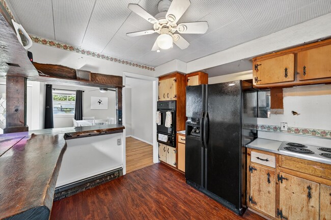 Building Photo - Spacious 4 BR/2BA home corner-lot in Warwi...