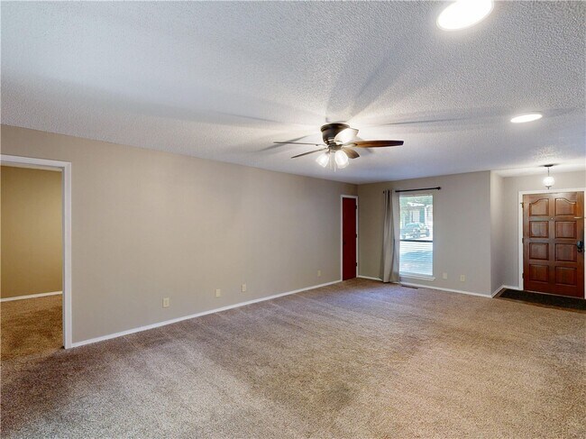 Building Photo - 1275 N Gregg Ave