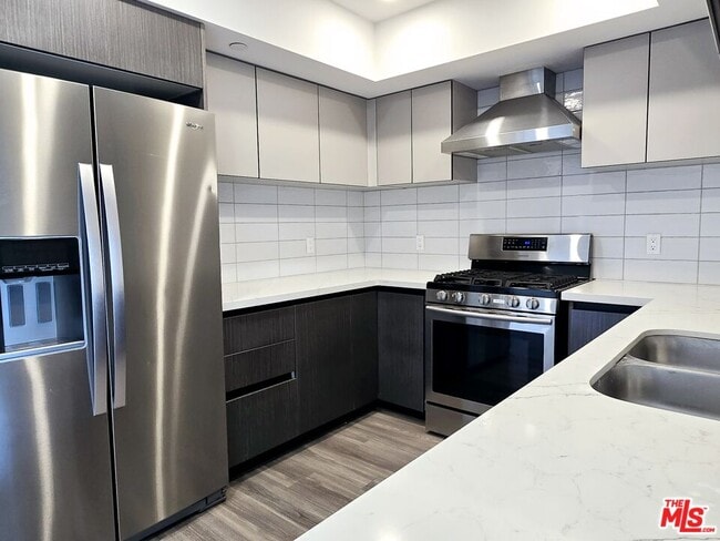 Building Photo - 5030 Rosewood Ave