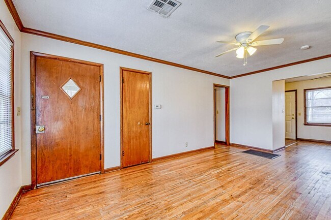 Building Photo - Charming Central Norman Home!
