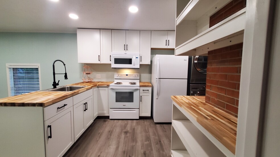 Primary Photo - 2412 Jacqueline Cir