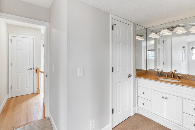 Building Photo - 1060 Lake Shore Dr