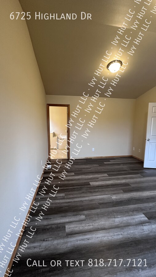 Building Photo - 6725 Highland Dr