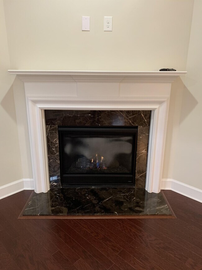 Building Photo - 2562 Sibley Dr