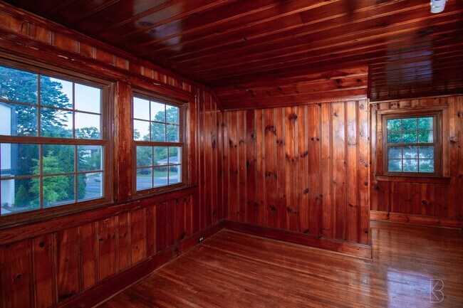 Building Photo - Prime location & Space!