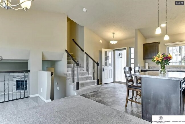 Building Photo - 3 Bedroom / 3 Bathroom Tri-Level Home!
