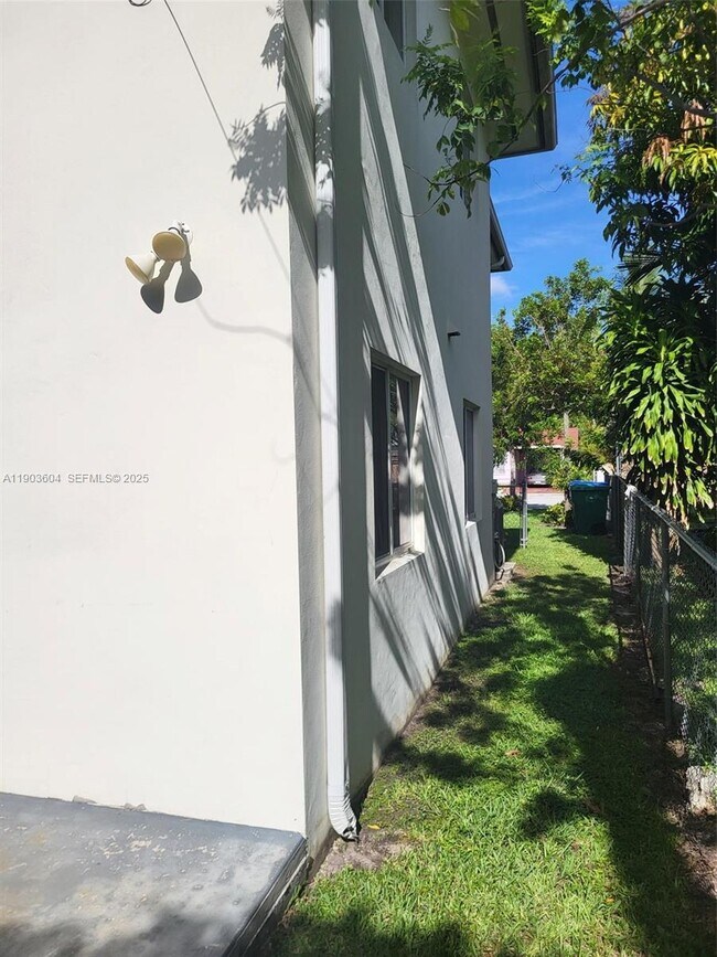 Building Photo - 1027 SW 11th Ave