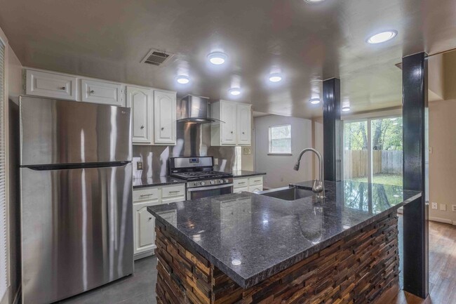 Building Photo - 3901 Knollwood Dr