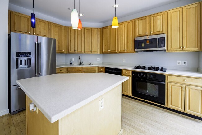 Building Photo - Tower Oaks First-Time Townhome in Rockville is Move-in Ready!