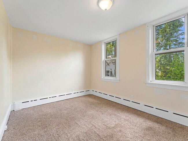 Building Photo - Spacious Updated Home with Modern Finishes in Mickleton