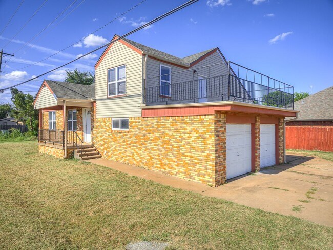 Building Photo - Charming Home + Balcony + Centrally Located in OKC + 3 bedrooms