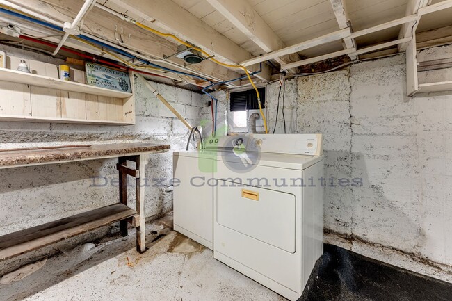 Building Photo - WEST SIDE! 2 Bedroom Single Family Home! JUST LISTED!