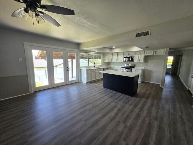 Building Photo - Hilltop 3 Bedroom, 2 Bath, 2 Car Garage Pr...