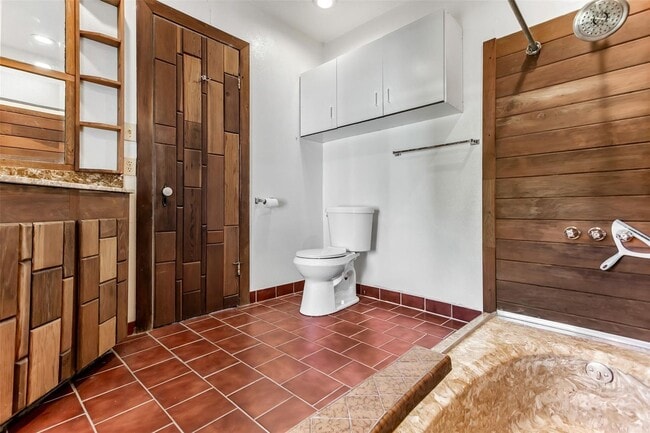 Building Photo - Charming 2-Bedroom, 1/5-Bath Home in Little Forest Hills