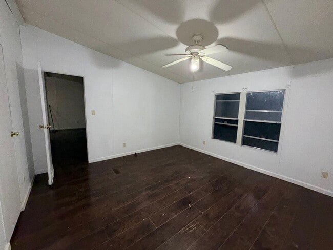 Building Photo - 732 Hidden Oaks Dr