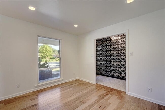 Building Photo - 3005 White Rock Dr