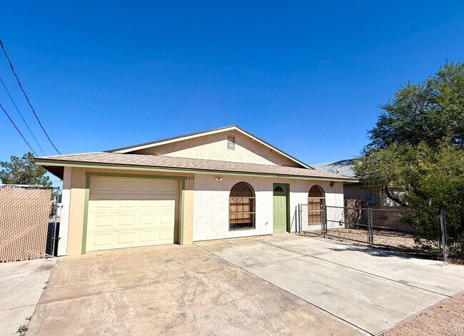 Building Photo - Cute 3 Bedroom 2 Bathroom House in Hualapa...