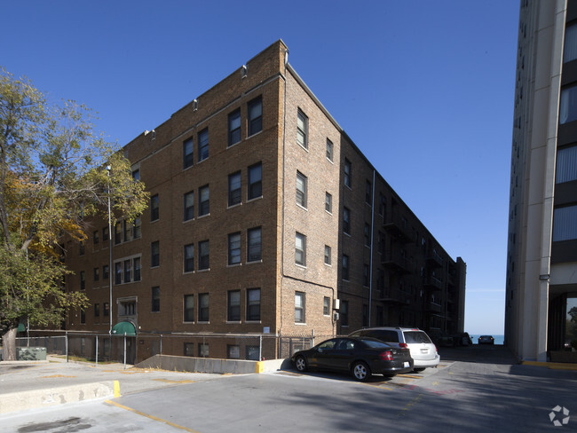 Primary Photo - 6900 S Crandon Apartments