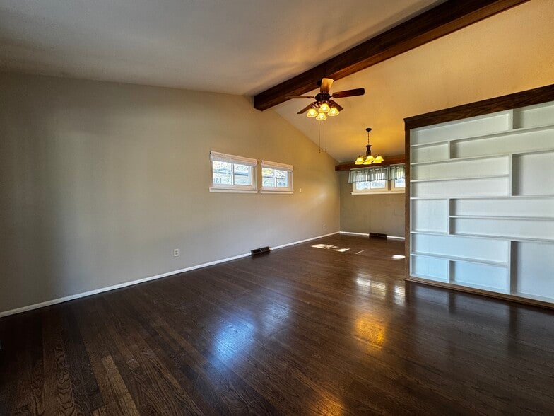 Building Photo - 556 Joshua Dr