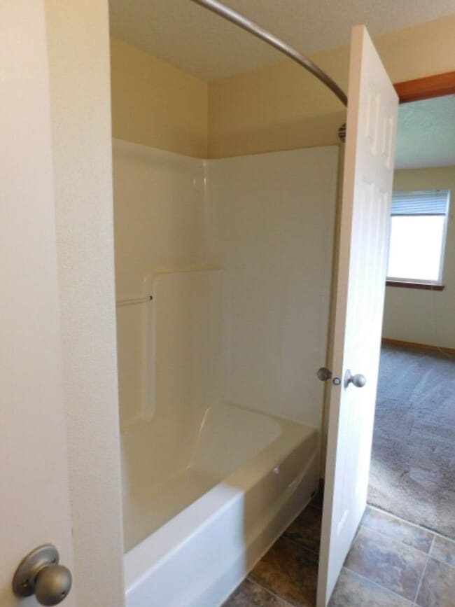 Building Photo - 2Bd/1.5Ba Single Story House - Available to View!