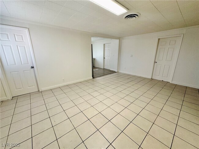 Building Photo - 1871 Shadow Mountain Pl