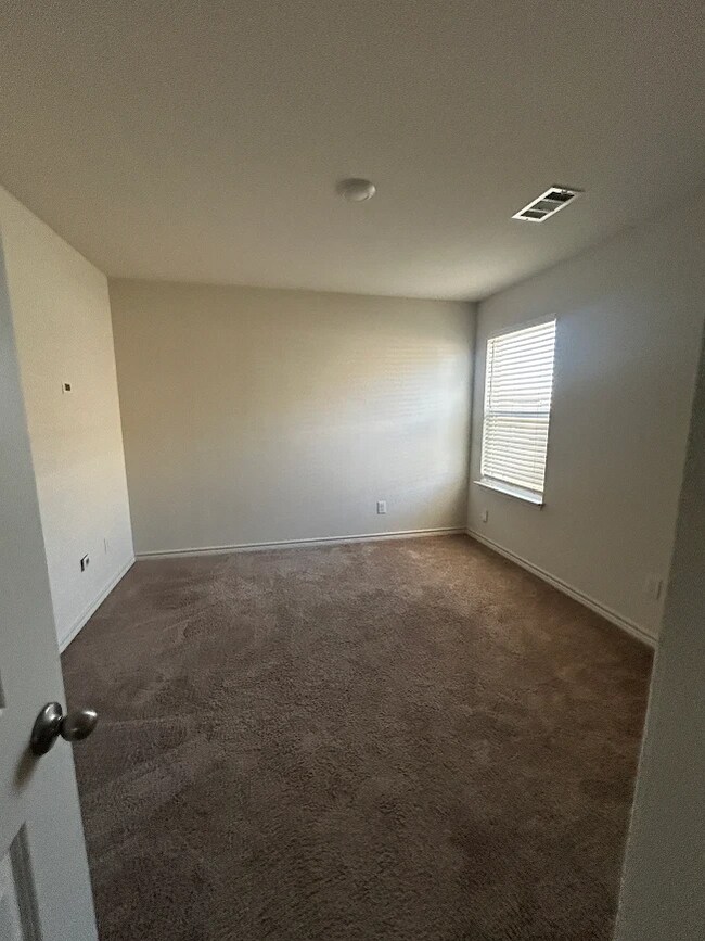 Building Photo - Beautifully Designed 4BR/2.5BA Home In The Charming Town of Elgin