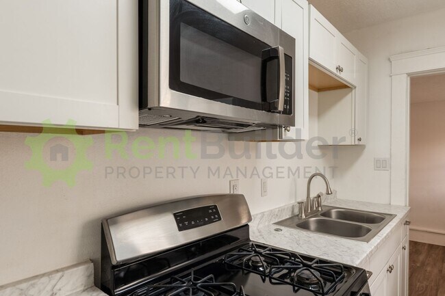 Building Photo - PERFECT HOME FOR STUDENTS OR PROFESSORS IN THE UNM AREA!!