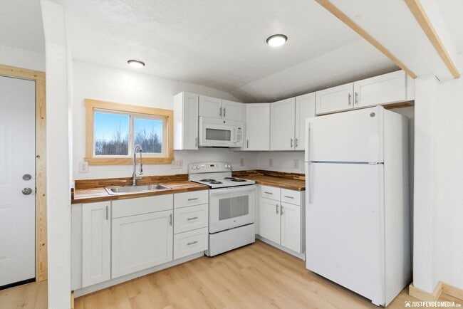 Building Photo - 2 BEDROOM | 1 BATHROOM | SINGLE FAMILY HOME | LARGE LOT
