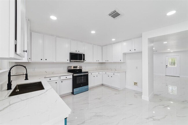 Building Photo - 13106 Cres Manor Ln