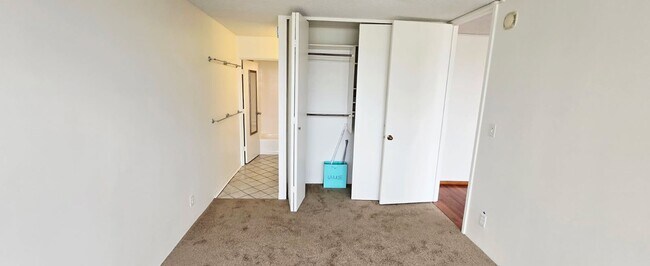 Building Photo - Large One Bedroom Unit- The Villa on Eaton Square #2412