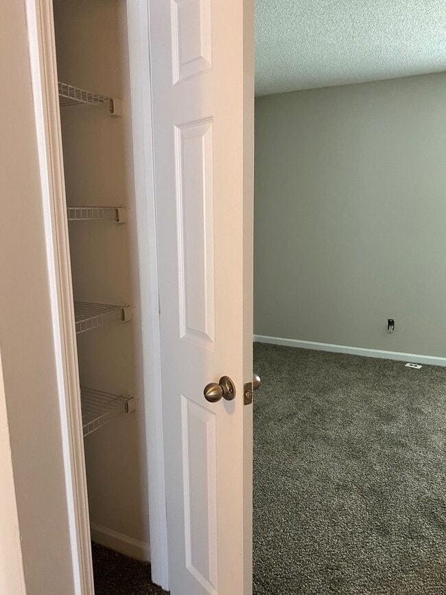 Building Photo - Great 2 bedroom townhome community located near downtown Dallas