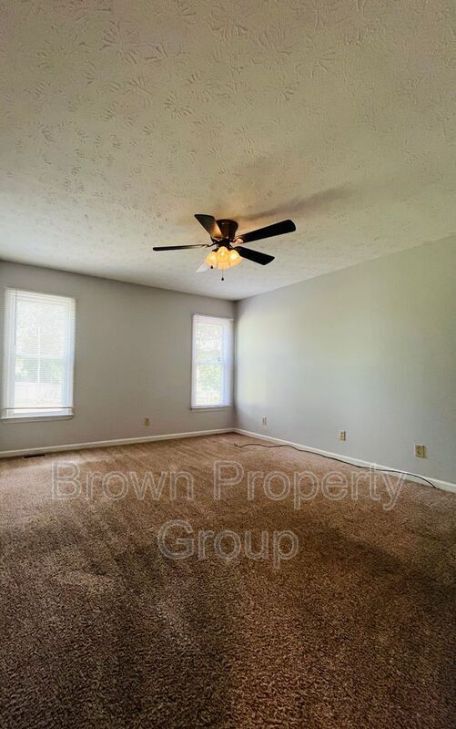 Building Photo - 121 Sprucepine Dr