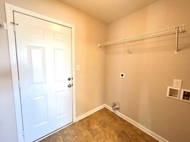 Building Photo - THREE BEDROOMS/TWO & HALF BATHROOMS SPACIOUS HOME - MADISON. MOVE IN SPECIAL!