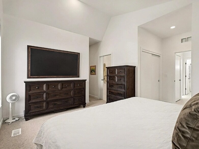 Building Photo - 5302 Elmwood Plz